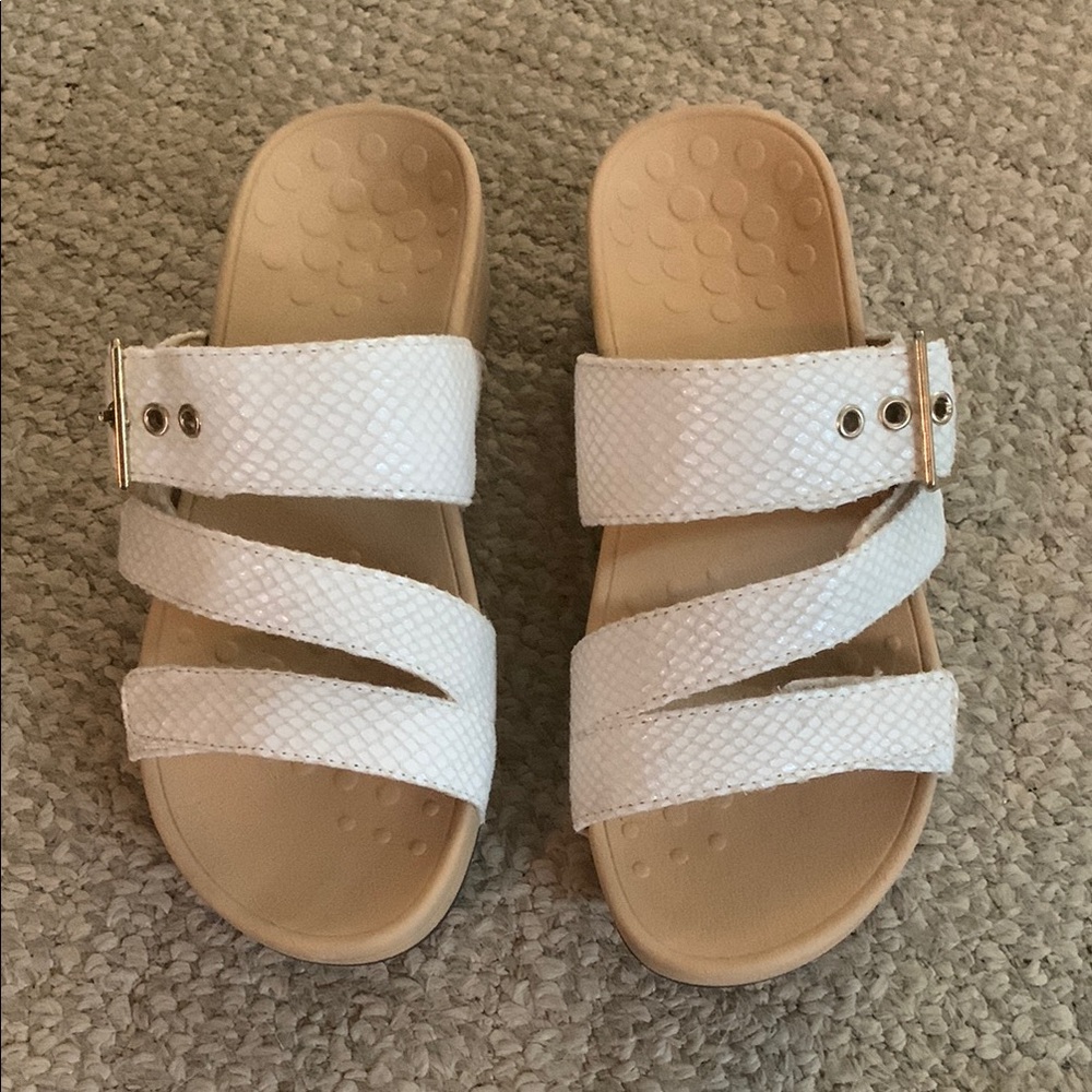 Vionic Rio White Sandals with Ergonomic Footbed